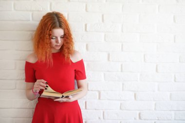 Kızıl saçlı kız öğrenci