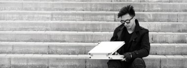 Metal bir bavulun içinde şehrin Asya adam. Asya ve gümüş ca