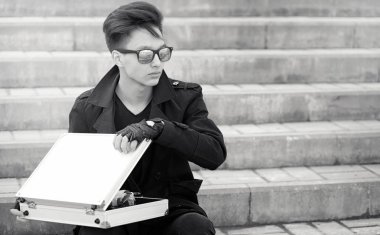 Metal bir bavulun içinde şehrin Asya adam. Asya ve gümüş ca