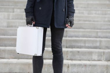 Metal bir bavulun içinde şehrin Asya adam. Asya ve gümüş ca