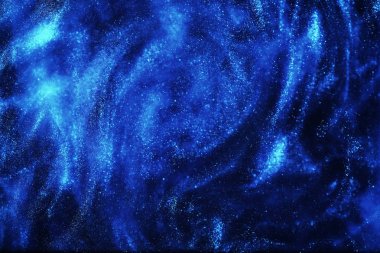 Evrenin uzak bir galakside bulutsu ve yıldız