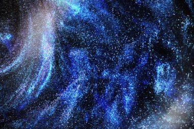 Evrenin uzak bir galakside bulutsu ve yıldız