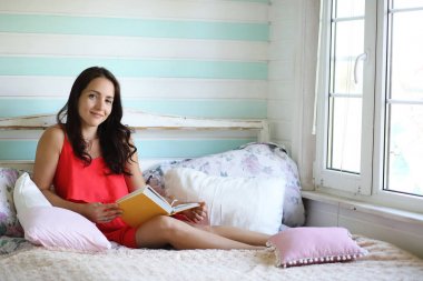 Bir kitap genç kız kızı olan o oturan genç kız okur