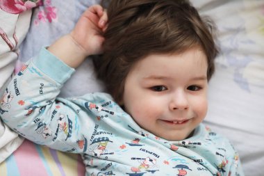 Bir yastık üzerinde yatan genç bir çocuk portresi