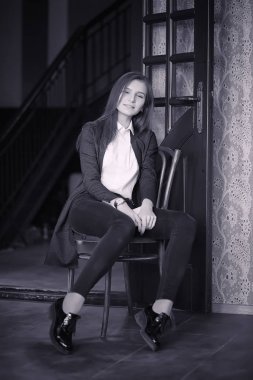 Bir kız bir kafede kahve içiyor. Bir kadın kahvaltı yapıyor