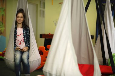 Bir çocuk eğleniyor ve çocuk partide oynarken