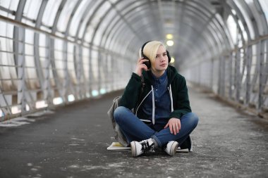 Genç kız metro büyük kulaklıklar müzik dinler
