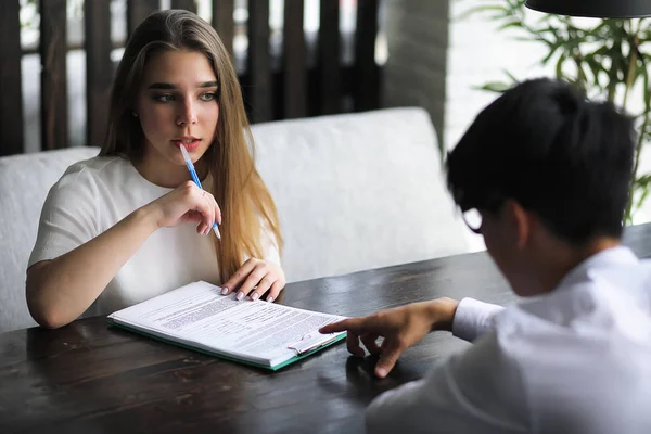 Ofiste genç insanlar bir çift