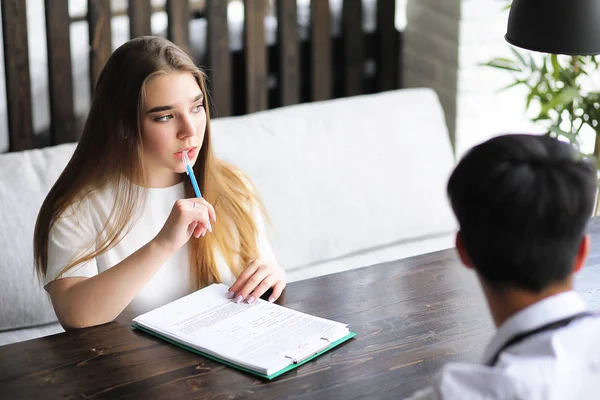 Ofiste genç insanlar bir çift