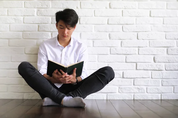 Asiático joven estudiante con libros — Foto de Stock