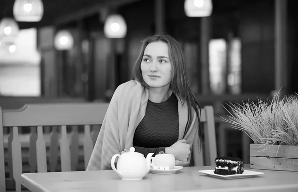 Chica en un café sentado y bebiendo té — Foto de Stock