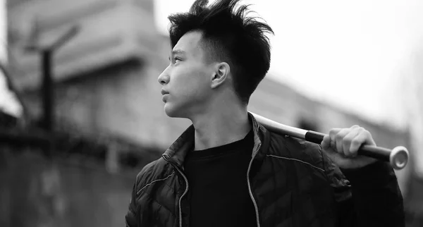 Zwartwit foto van Aziatische jonge man buitenshuis poseren — Stockfoto