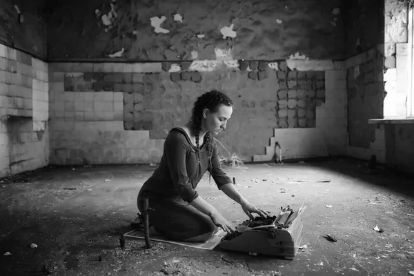 Fille rétro dans la vieille maison de lecture de livres — Photo