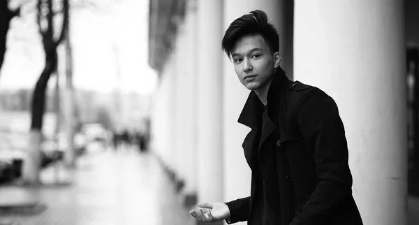 Asya genç adam açık havada poz siyah beyaz fotoğraf — Stok fotoğraf