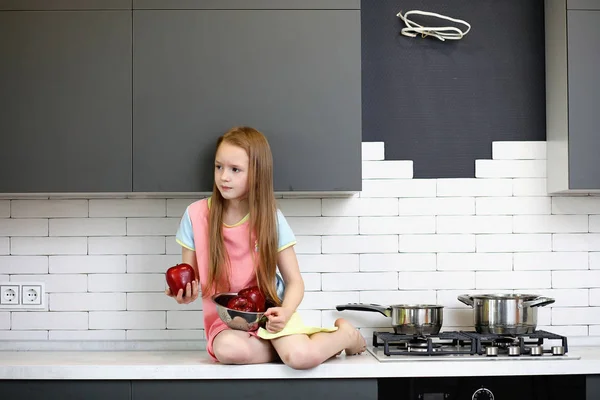 Little girl in the kitchen — Stock Photo, Image