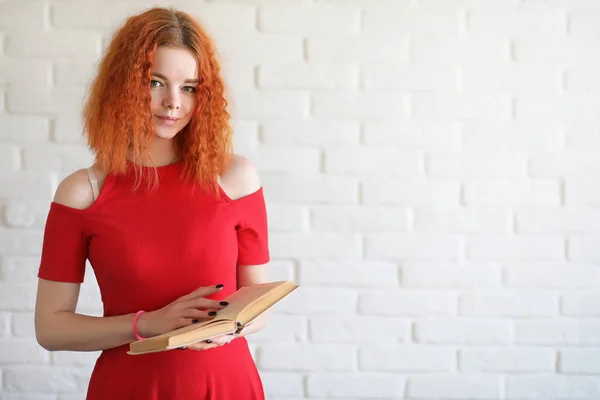 Rothaarige Studentin — Stockfoto