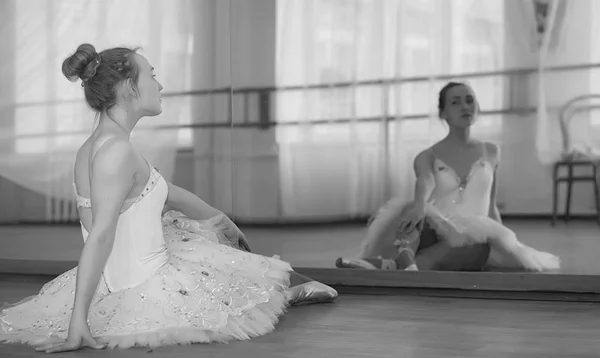 Giovane ballerina di balletto su un riscaldamento. La ballerina si prepara a — Foto Stock