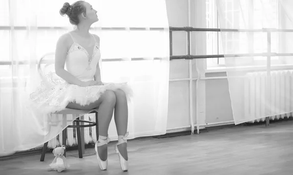 Jeune danseuse de ballet en échauffement. La ballerine se prépare à — Photo