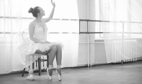 Jovem dançarina de balé em um aquecimento. A bailarina está se preparando para — Fotografia de Stock