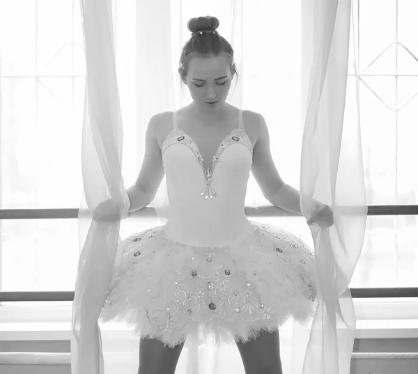 Joven bailarina de ballet en un calentamiento. La bailarina se está preparando para —  Fotos de Stock