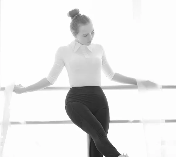 Jovem dançarina de balé em um aquecimento. A bailarina está se preparando para — Fotografia de Stock