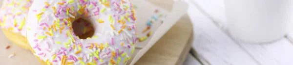 Horizontale Backform von Donuts auf einem hölzernen — Stockfoto