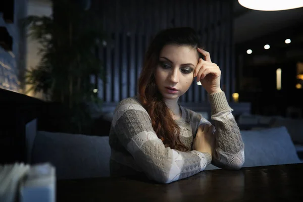 Hermosa chica en un café — Foto de Stock