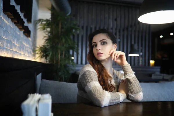 Hermosa chica en un café —  Fotos de Stock