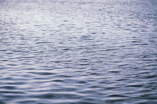 Lago del Paisaje. Textura de agua. El lago está al amanecer. La boca — Foto de Stock