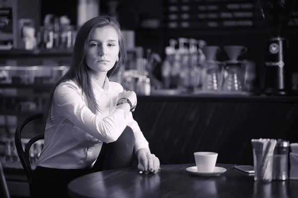 Una chica en un café está bebiendo café. Una mujer está desayunando —  Fotos de Stock