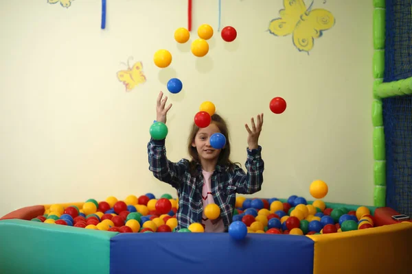 Un niño se está divirtiendo y jugando en la fiesta de los niños — Foto de Stock