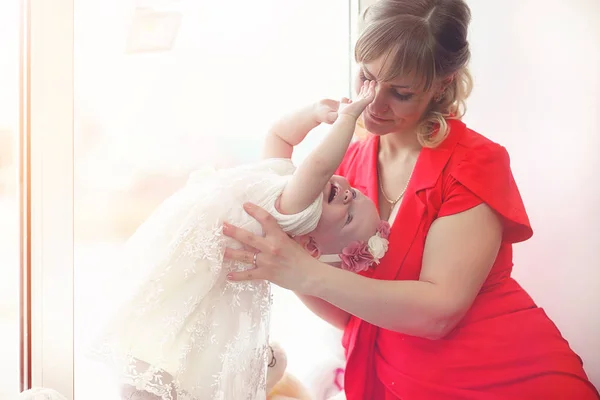 여자의 팔에 있는 아기. 엄마는 그녀의 팔에 그녀의 아이 보유 하고있다. H — 스톡 사진
