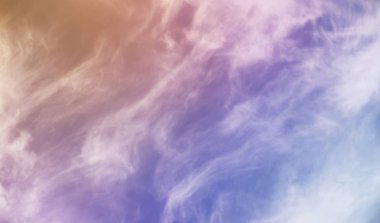 Beyaz bir gökyüzünde bulutlar