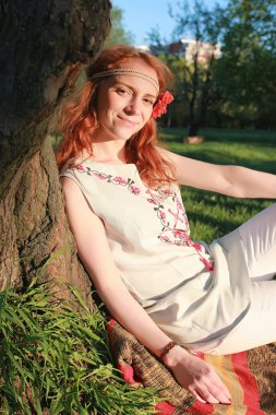 Bir sonbahar Parkta yürümek bir kız. Kızıl saçlı genç kız