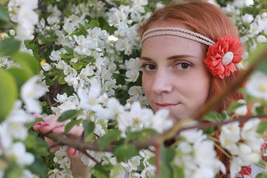 Bir sonbahar Parkta yürümek bir kız. Kızıl saçlı genç kız