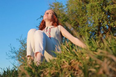 Bir sonbahar Parkta yürümek bir kız. Kızıl saçlı genç kız