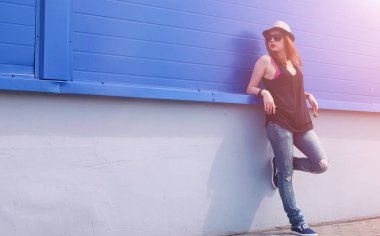 Genç kız güneş gözlüğü ve şapka. Bir genç bir şapka ve glasse