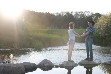 Hoş bir çift tarafından kırsal bir yolda