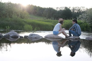 Hoş bir çift tarafından kırsal bir yolda