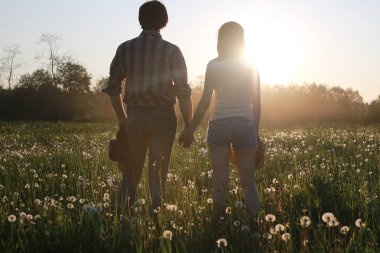 Hoş bir çift tarafından kırsal bir yolda