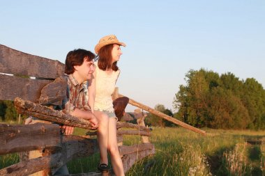 Hoş bir çift tarafından kırsal bir yolda