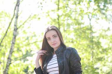 Genç kız bir yürüyüş. Kız sokakta bir deri ceketli. Olmak