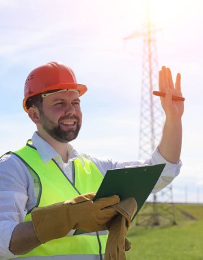 Enerji nakil hattı yakın alanlardaki bir elektrikçi.