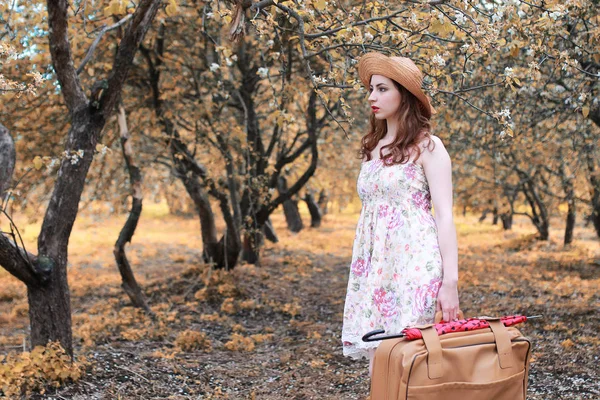 Niña con maleta de cuero para viajar en el parque de otoño a pie —  Fotos de Stock
