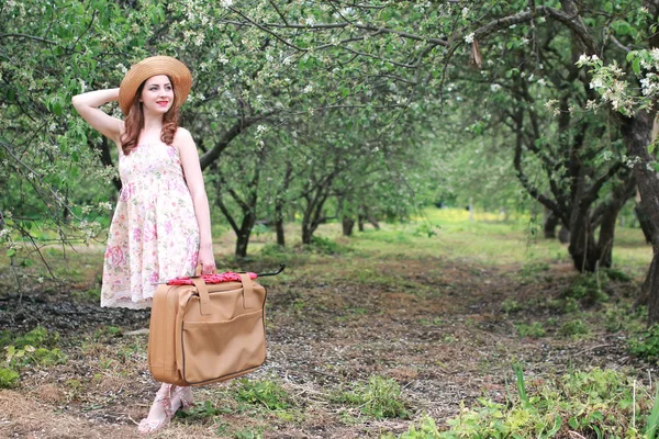 Femme robe de plein air valise rétro parc — Photo