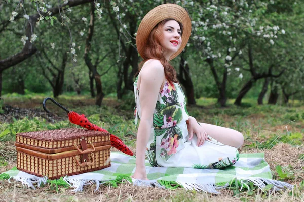 Kvinna utomhus i klänning hatt natur — Stockfoto