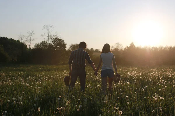 Schattig paar op een wandeling door het platteland — Stockfoto