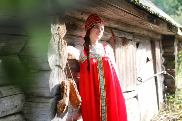 Menina vestido tradicional log — Fotografia de Stock