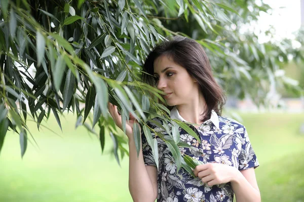 Krásná dívka v šatech na procházku — Stock fotografie