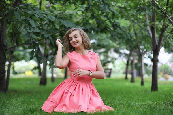 Menina bonita no parque de verão — Fotografia de Stock